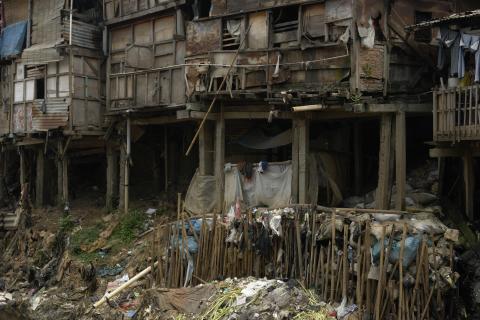 image Chabolas en el barrio de Ciliwung, Yakarta, Indonesia