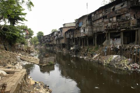 image Chabolas en el barrio de Ciliwung, Yakarta, Indonesia
