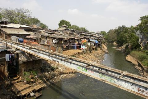 image Chabolas en el barrio de Ciliwung, Yakarta, Indonesia