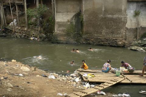 image Bañándose en el río Ciliwung, Yakarta, Indonesia