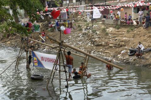 image Fiesta del día de la Independencia en el barrio de Ciliwung, Yakarta, Indonesia
