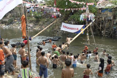 image Fiesta del día de la Independencia en el barrio de Ciliwung, Yakarta, Indonesia