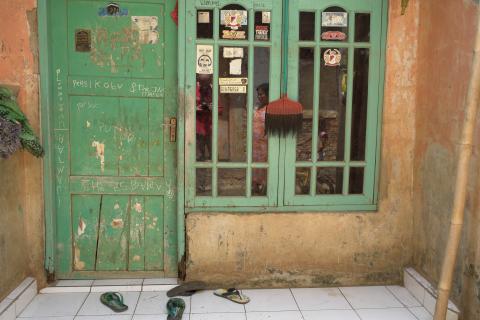 image Entrada a una vivienda en el barrio de Ciliwung, Yakarta, Indonesia