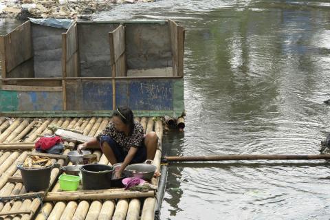 image Lavando platos en el río Ciliwung, Yakarta, Indonesia