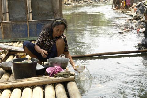 image Lavando platos en el río Ciliwung, Yakarta, Indonesia