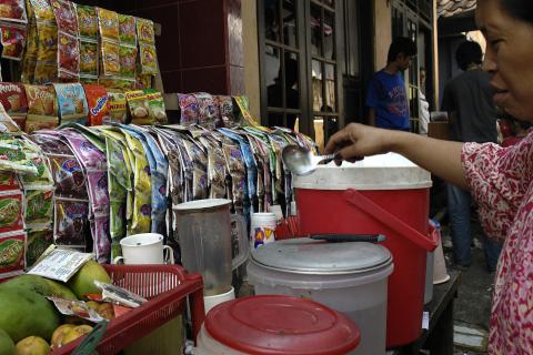 image Preparando refrescos en el barrio de Ciliwung, Yakarta, Indonesia