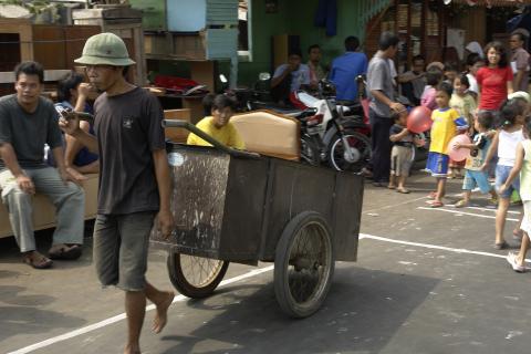 image Recogiendo basura en el barrio de Ciliwung, Yakarta, Indonesia