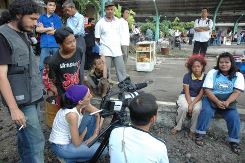image Grabando en la calle, Jakarta, Indonesia