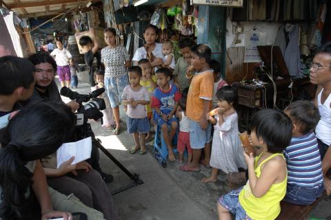image Grabando la entrevista a un sastre, Jakarta, Indonesia