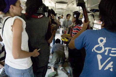 image Grabando en el tren, Jakarta, Indonesia