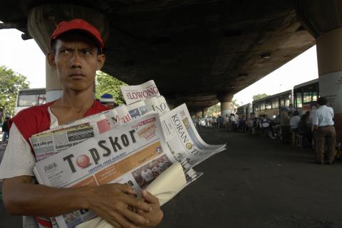 image Vendedor de periódicos, Jakarta, Indonesia