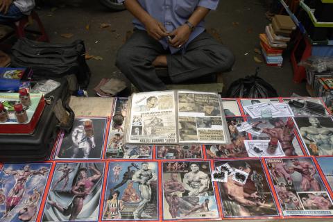 image Venta callejera de píldoras reconstituyentes, Jakarta, Indonesia