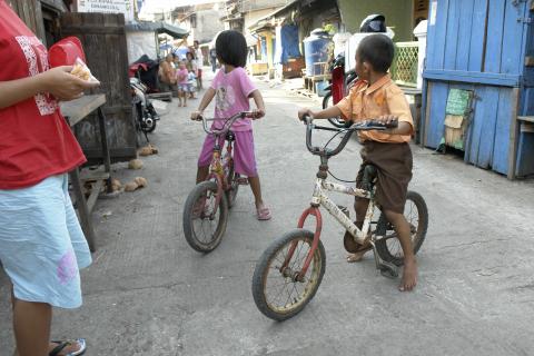 image Niños en bicicleta en Sunda Kelapa, Yakarta, Indonesia