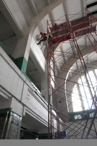image Trabajando sin seguridad en la estación de Kota, Yakarta, Indonesia