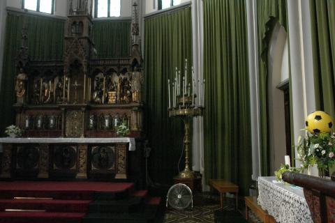 image Altar mayor de la catedral de Yakarta en Mangadua, Indonesia