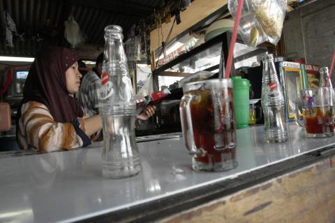 image Bebiendo tebotol en el barrio de Mangadua, Yakarta, Indonesia