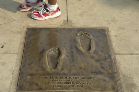 image Huellas del primer presidente en el barrio de Mangadua, Yakarta, Indonesia