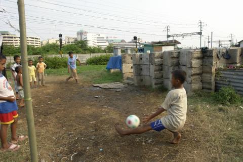 image Jugando al fútbol en el barrio de Mangadua, Yakarta, Indonesia