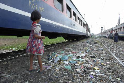 image Vías y tren en Mangadua, Yakarta, Indonesia