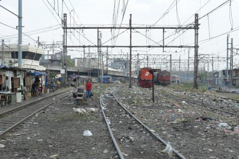 image Vías y tren en Mangadua, Yakarta, Indonesia