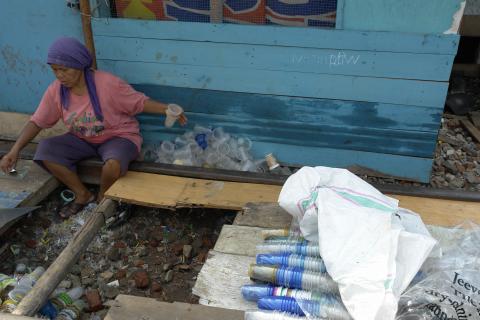 image Reciclando plásticos en el barrio de Mangadua, Yakarta, Indonesia