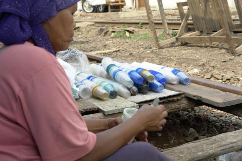 image Reciclando plásticos en el barrio de Mangadua, Yakarta, Indonesia