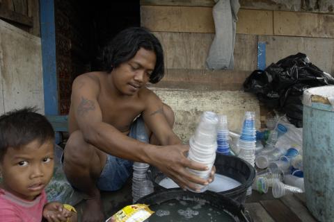 image Reciclando plásticos en el barrio de Mangadua, Yakarta, Indonesia