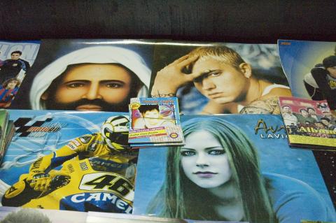 image Venta de carteles en el barrio de Mangadua, Yakarta, Indonesia