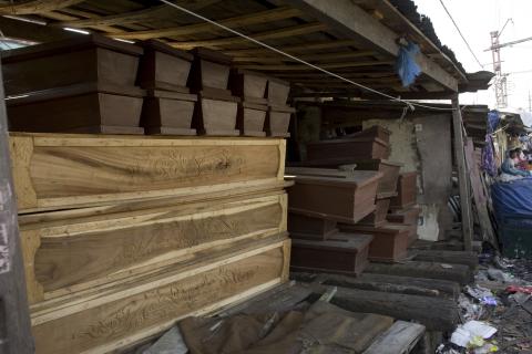 image Ataúdes entre las estaciones de Senen y Kota en Yakarta, Indonesia