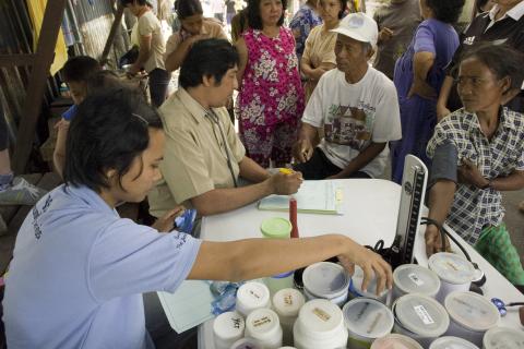 image Atención médica entre las estaciones de Senen y Kota en Yakarta, Indonesia