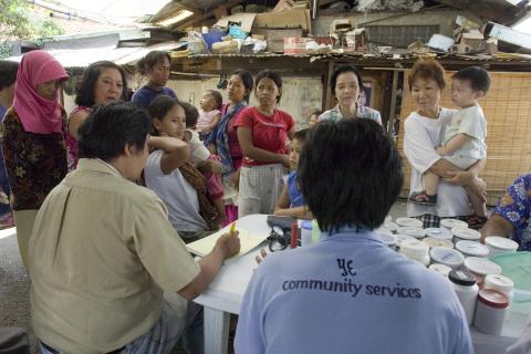 image Atención médica entre las estaciones de Senen y Kota en Yakarta, Indonesia