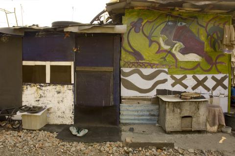 image Chabola decorada entre las estaciones de Senen y Kota, Yakarta, Indonesia