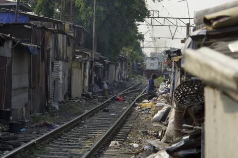 image Tren pasando junto a chabolas entre las estaciones de Senen y Kota en Yakarta, Indonesia
