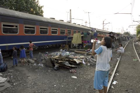 image Vías y tren entre las estaciones de Senen y Kota en Yakarta, Indonesia