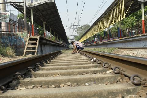 image Vías de tren entre las estaciones de Senen y Kota en Yakarta, Indonesia