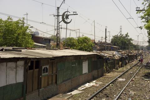 image Vías de tren entre las estaciones de Senen y Kota en Yakarta, Indonesia