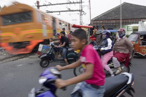 image Paso a nivel entre las estaciones de Senen y Kota en Yakarta, Indonesia