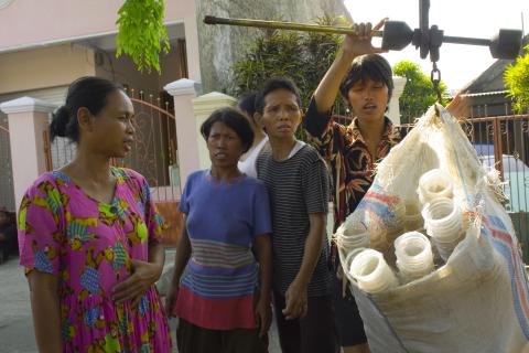 image Pesando plásticos reciclados, Yakarta, Indonesia