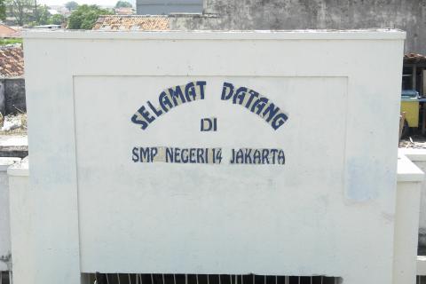 image Mensaje de bienvenida a la escuela pública de Jatinegara, Yakarta, Indonesia
