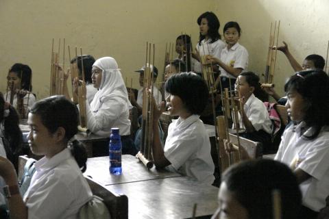 image Clase de música en la escula pública de Jatinegara, Yakarta, Indonesia
