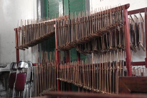 image Angklungs guardados, escuela pública de Jatinegara en Yakarta, Indonesia