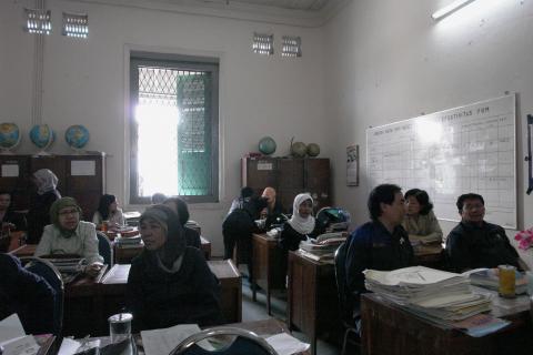 image Sala de profesores de la escuela pública de Jatinegara, Yakarta, Indonesia