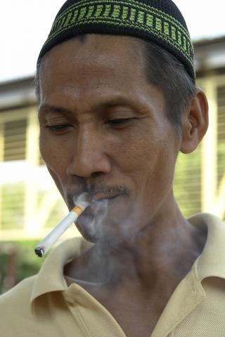 image Fumando tabaco con clavo, Yakarta, Indonesia