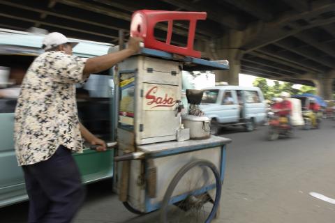 image Transportando cocina y comida, Yakarta, Indonesia