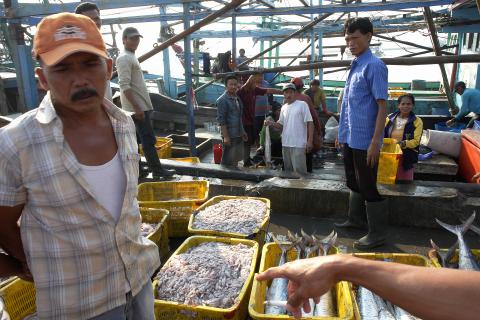 image Comprando pescado en el puerto de Muara Angke, Yakarta, Indonesia