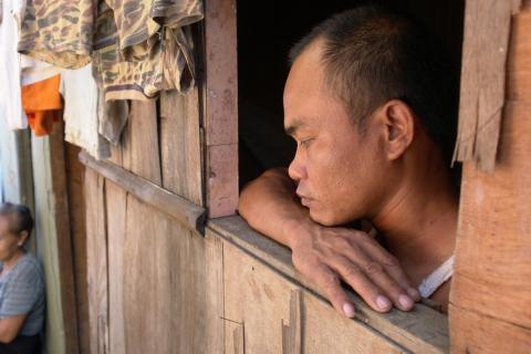 image Asomado a la ventana en Muara Angke, Yakarta, Indonesia