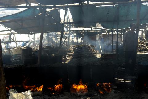 image Hirviendo mejillones en el puerto de Muara Angke, Yakarta, Indonesia