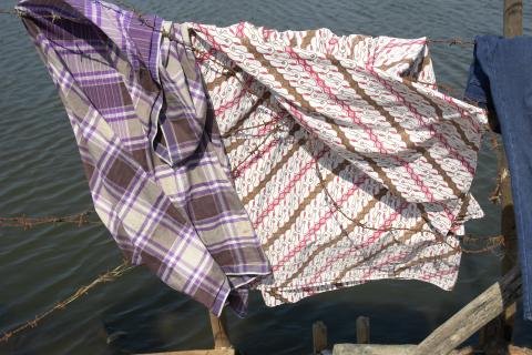 image Ropa a secar en el puerto de Muara Angke, Yakarta, Indonesia