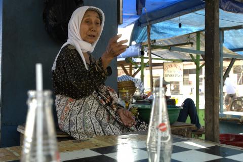 image Trabajadora mayor en el puerto de Muara Angke, Yakarta, Indonesia