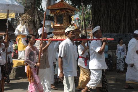 image Ceremonia funeraria hindú, Bali, Indonesia